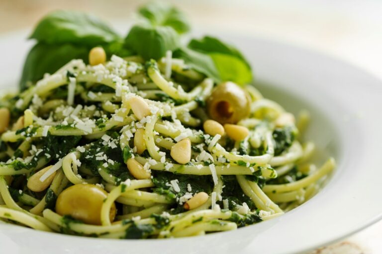 Spaghetti Aglio e Olio with Green Olives